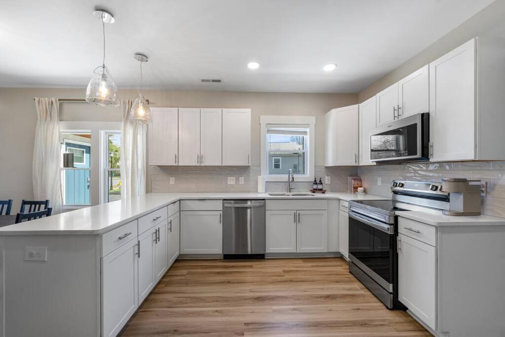Brand New Cozy Modern Bungalow W/Hot Tub+Movieroom 7 Min From Uptown Charlotte Ngoại thất bức ảnh