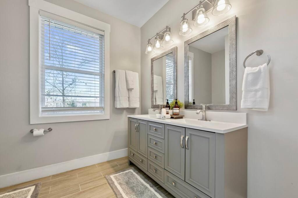 Brand New Cozy Modern Bungalow W/Hot Tub+Movieroom 7 Min From Uptown Charlotte Ngoại thất bức ảnh