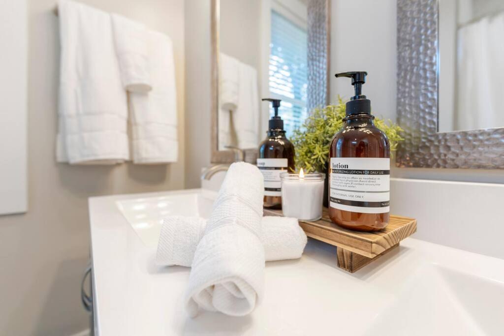 Brand New Cozy Modern Bungalow W/Hot Tub+Movieroom 7 Min From Uptown Charlotte Ngoại thất bức ảnh